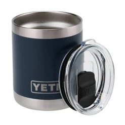 Yeti Coolers RAMBLER 10 OZ LOWBALL Thermobecher NAVY 8 Yeti Coolers RAMBLER 10 OZ LOWBALL Thermobecher NAVY -Lager Flair Verkaufsgeschäft 5637939067 c rambler 10 oz lowball yeti coolers 24