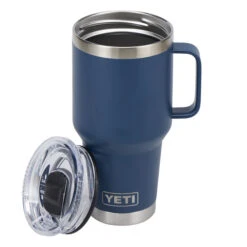 Yeti Coolers RAMBLER 30 OZ TRAVEL MUG Thermobecher NAVY -Lager Flair Verkaufsgeschäft 5638083762 c rambler 30 oz travel mug yeti coolers 24
